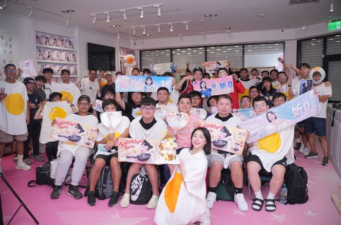 Wing Stars妡0生日會吸百位粉絲共襄盛舉，荷包蛋造型萌翻全場